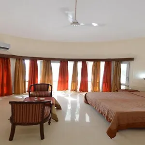 Saras Tourist Hotel